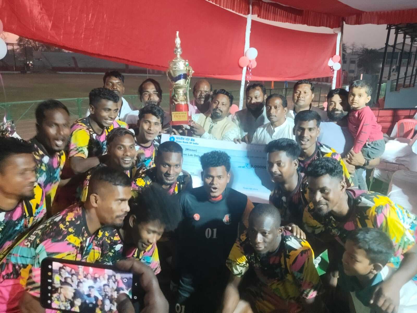 रेड लेबल की टीम फुटबॉल टूर्नामेंट की चैंपियन बनी