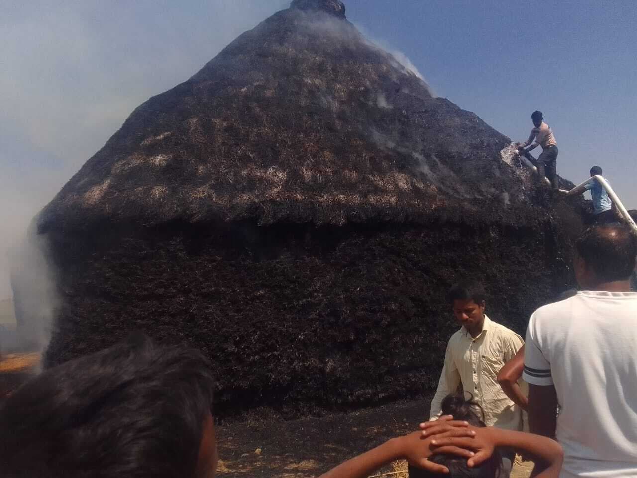 बैगोमन में आग लगने से नेवारी जलकर राख