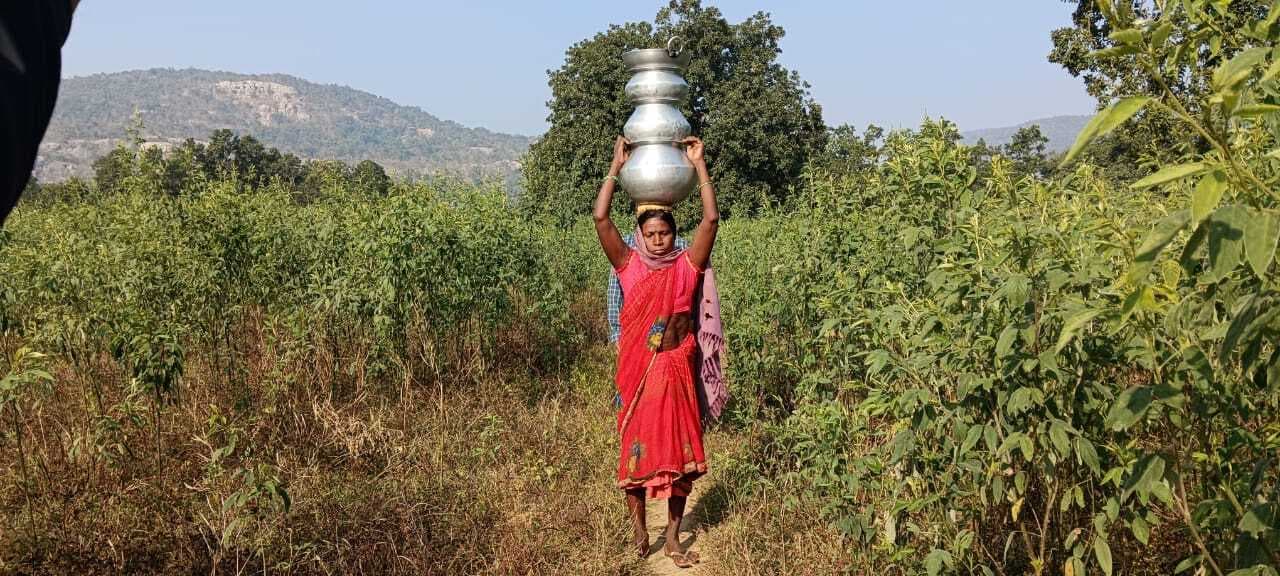 बिजली न रहने से बोरिंग बेकार, गड्ढे से दूषित जल पीने को विवश ग्रामीण