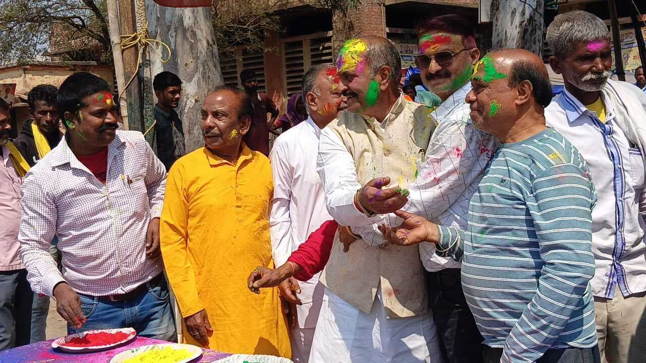 होली मिलन समारोह में लगाये एक दूसरे को अबीर