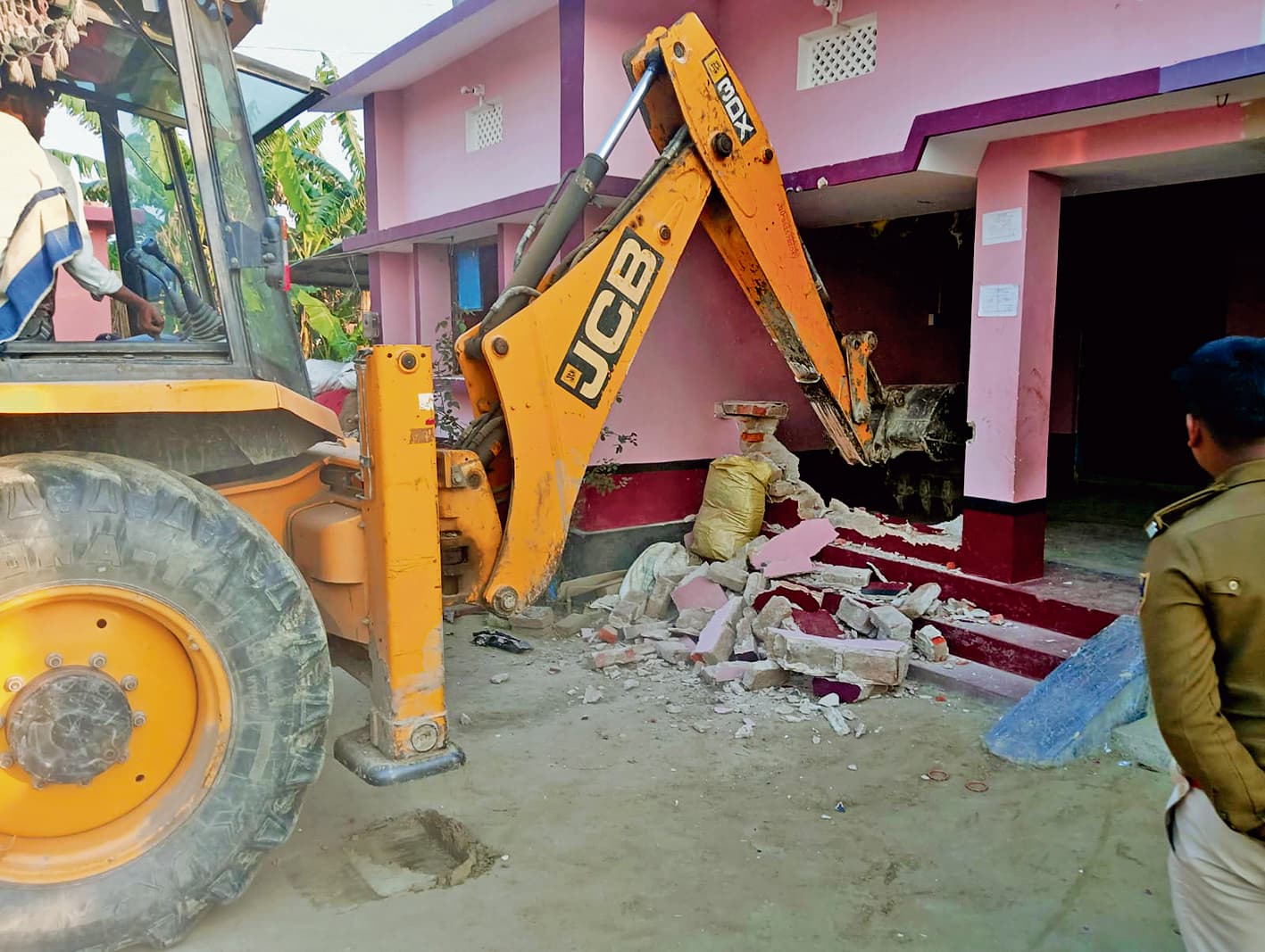 Chhapra News : हत्या के फरार आरोपित के घर पर पुलिस की कार्रवाई, बुलडोजर से गिराया मकान