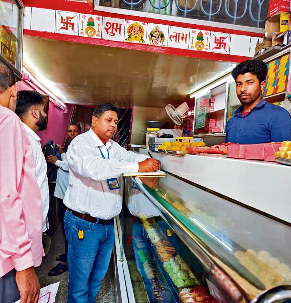 Chhapra News : होली से पूर्व खाद्य संरक्षण विभाग की दुकानों में छापेमारी, दुकानदारों में हड़कंप