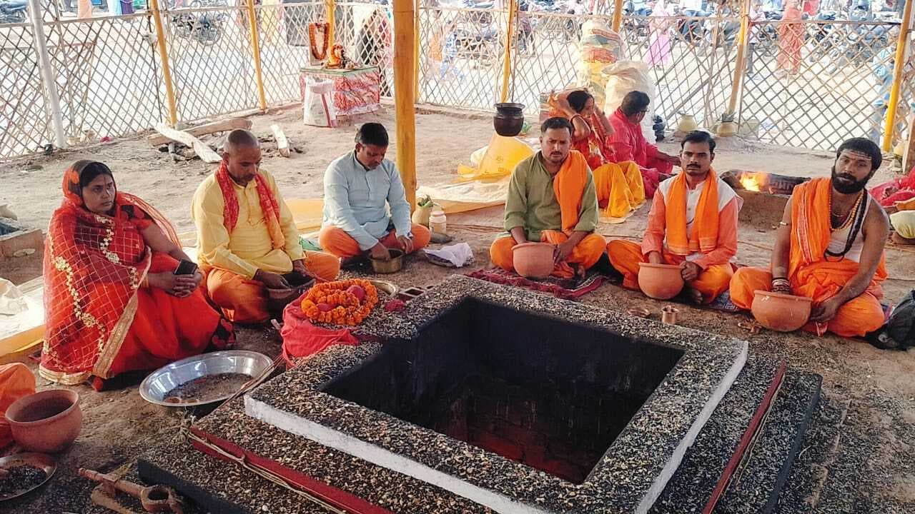 महारूद्र यज्ञ में सामूहिक हवन से भक्तिमय हुआ माहौल