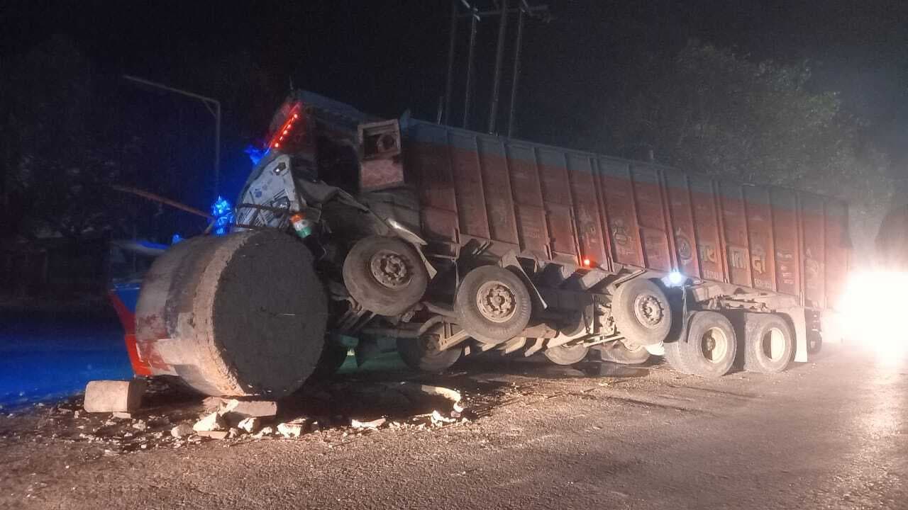 सिकंदरा मुख्य चौक पर दो ट्रकों के टकराने से ट्रैफिक पोस्ट व बिजली खंभा टूटा