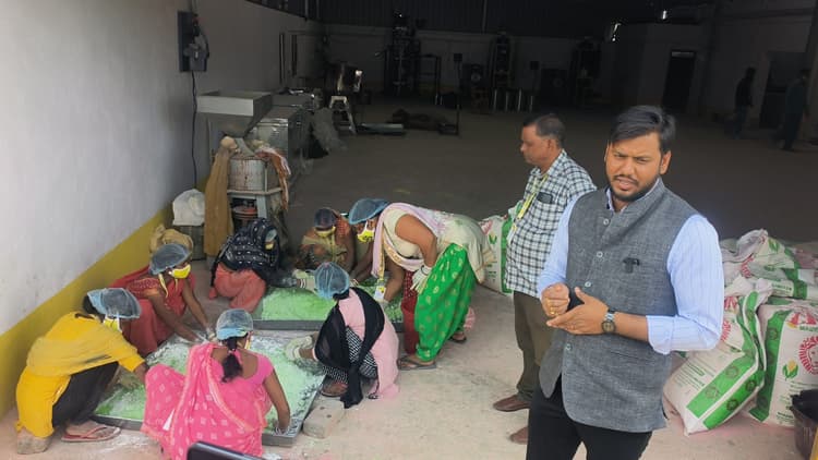 ग्रामीण महिलाओं को प्रशिक्षित कर बनाया जा रहा आत्मनिर्भर