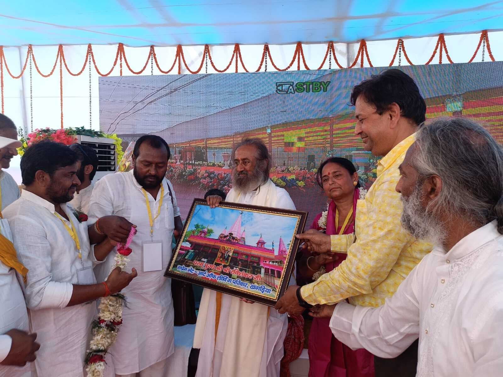 आप मुझे गुरु दक्षिणा में दुख दो..मैं आपको खुशहाली दूंगा: श्री श्री रविशंकर