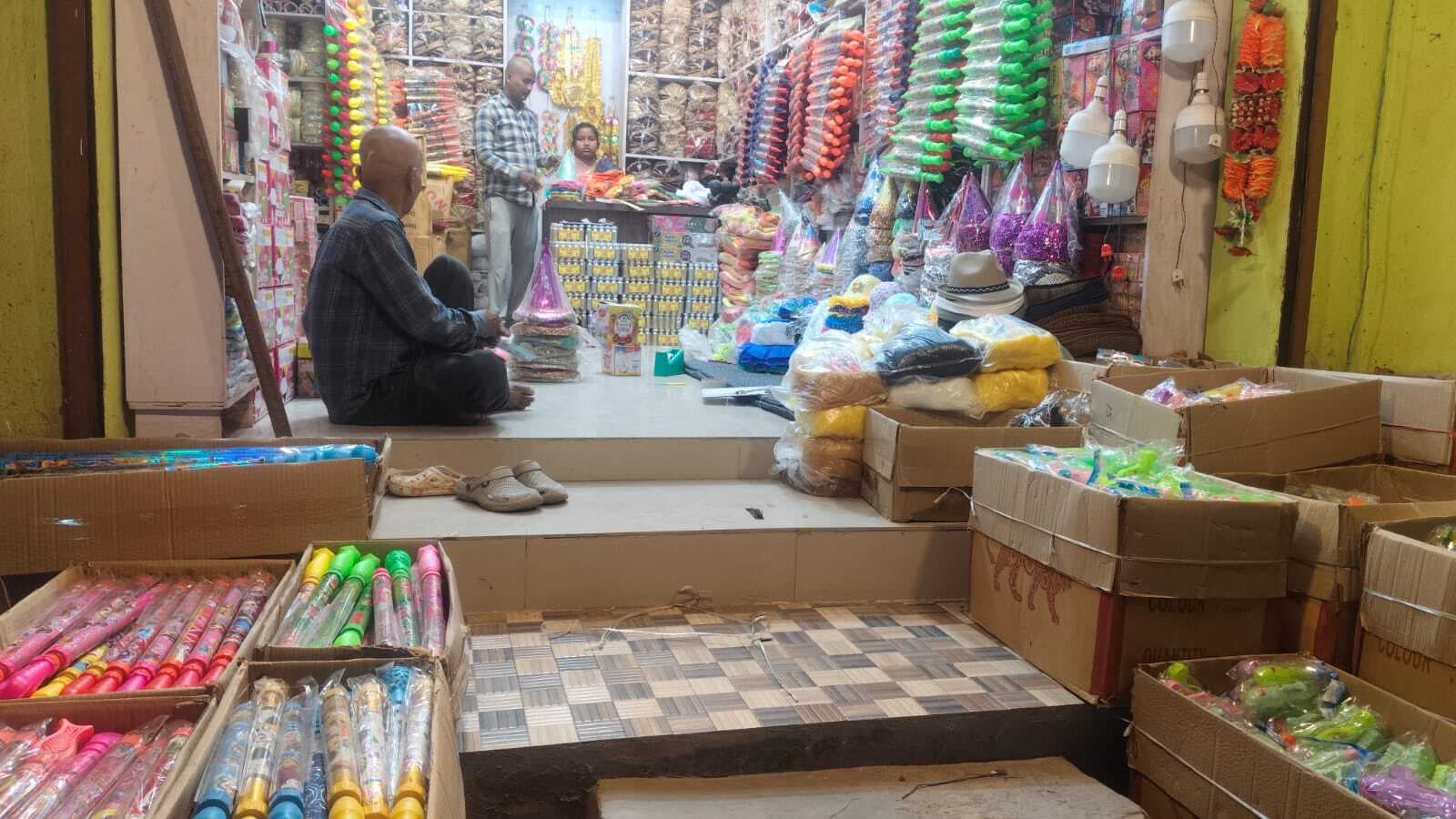 Madhubani News : मोदी मुखौटा, मलिंगा विग की होली में बढ़ी मांग, रंग गुलाल से सजा बाजार