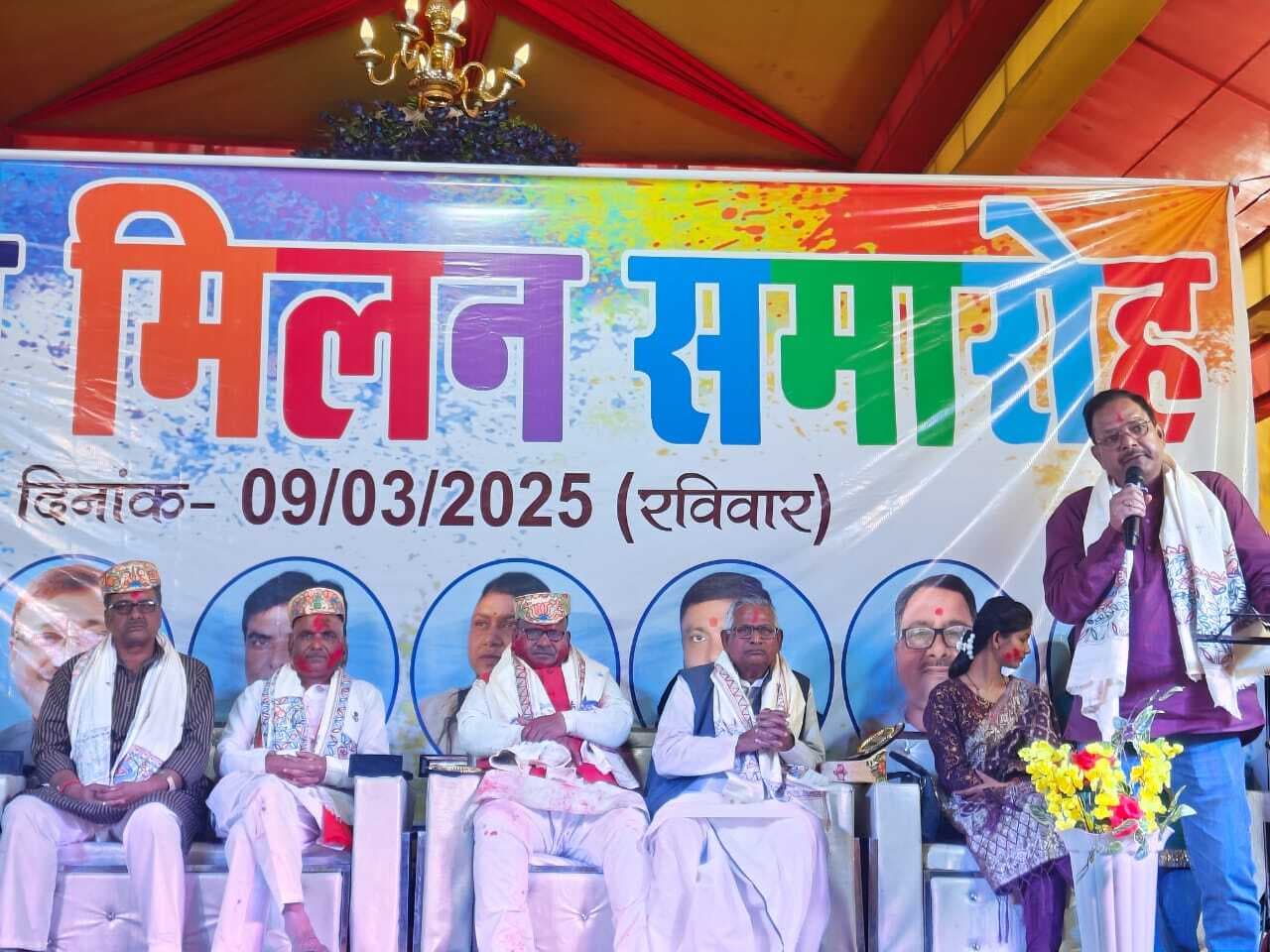 Madhubani News : होली के गीतों पर महिला व पुरुषों ने खूब ठुमके लगाए