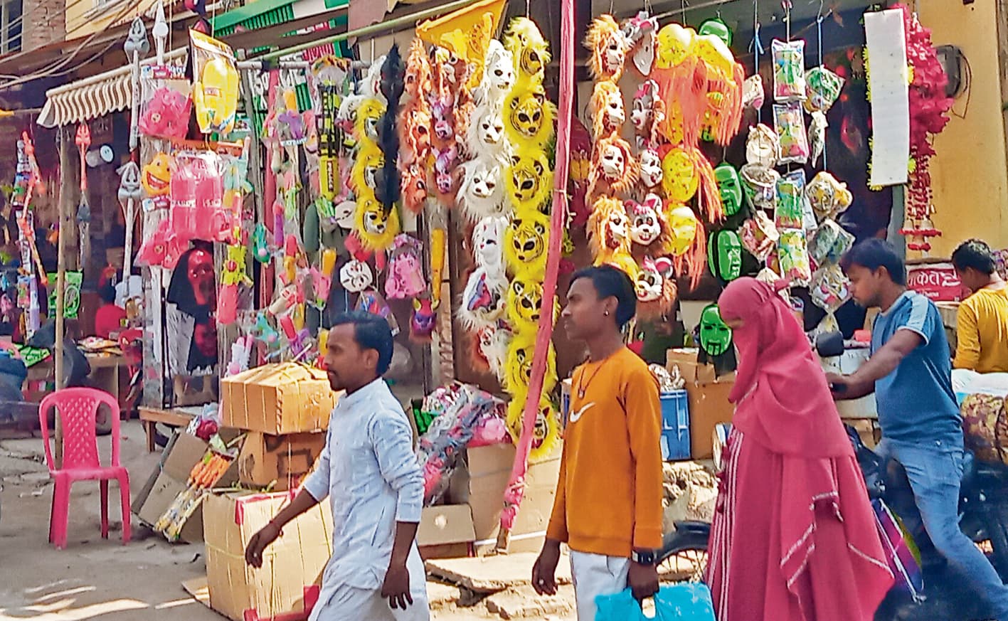 Chhapra News : होली को लेकर गुलजार हुए बाजार, दुकानों में बढ़ी रौनक