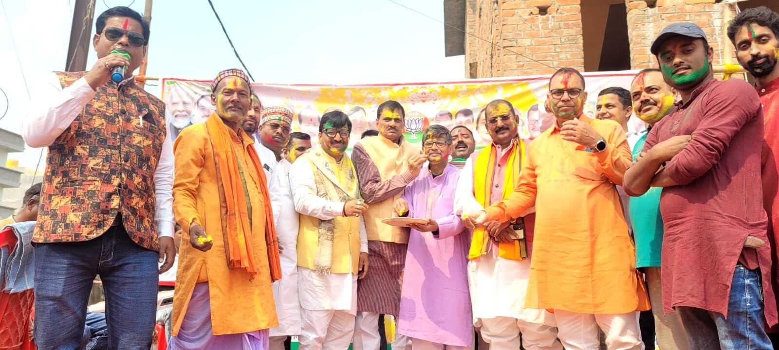 Madhubani News : भाजपा कार्यकर्ताओं ने एक - दूसरे को रंग गुलाल लगा दी बधाई