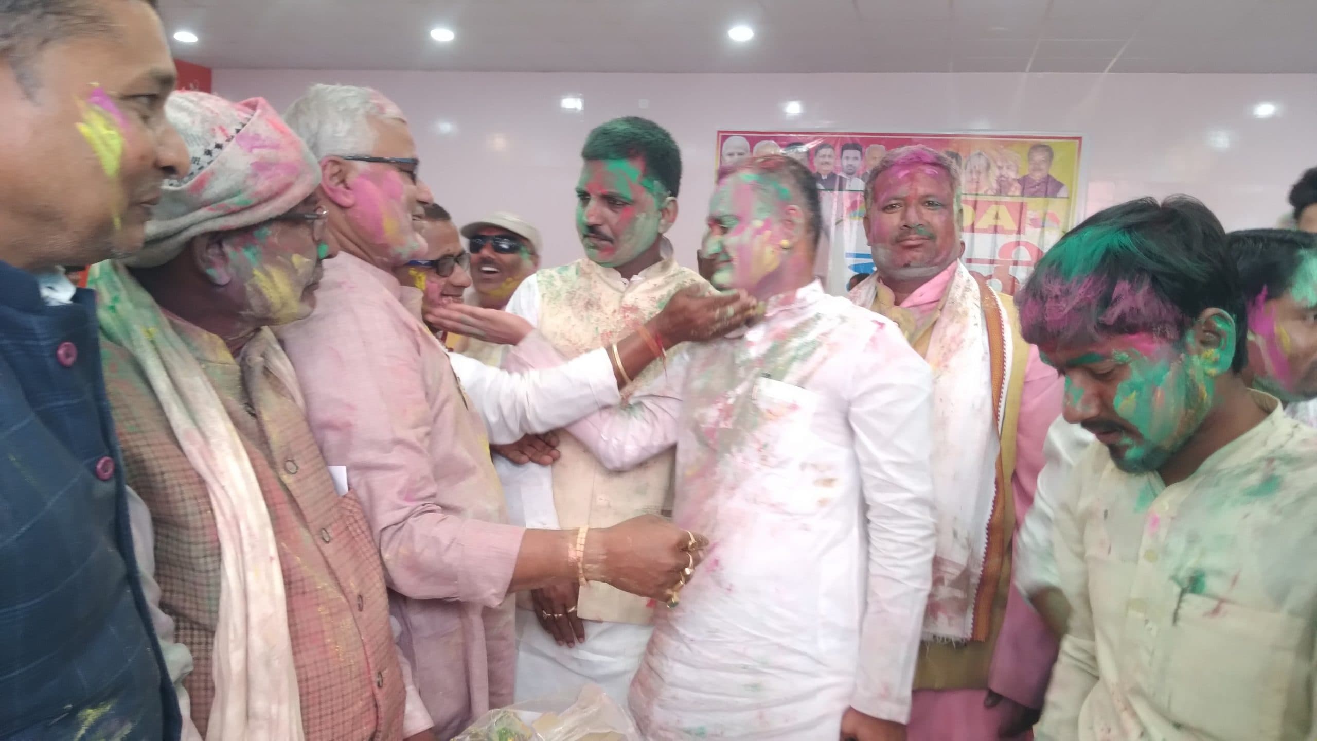 Madhubani News : होली मिलन समारोह में एक दूसरे को लगाया गुलाल