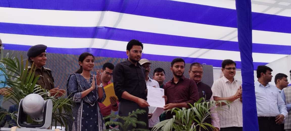 Madhubani News : शिक्षक नियुक्ति पत्र वितरण का पटना से सीधा प्रसारण, जिला के 2427 अध्यापकों को मिला पत्र