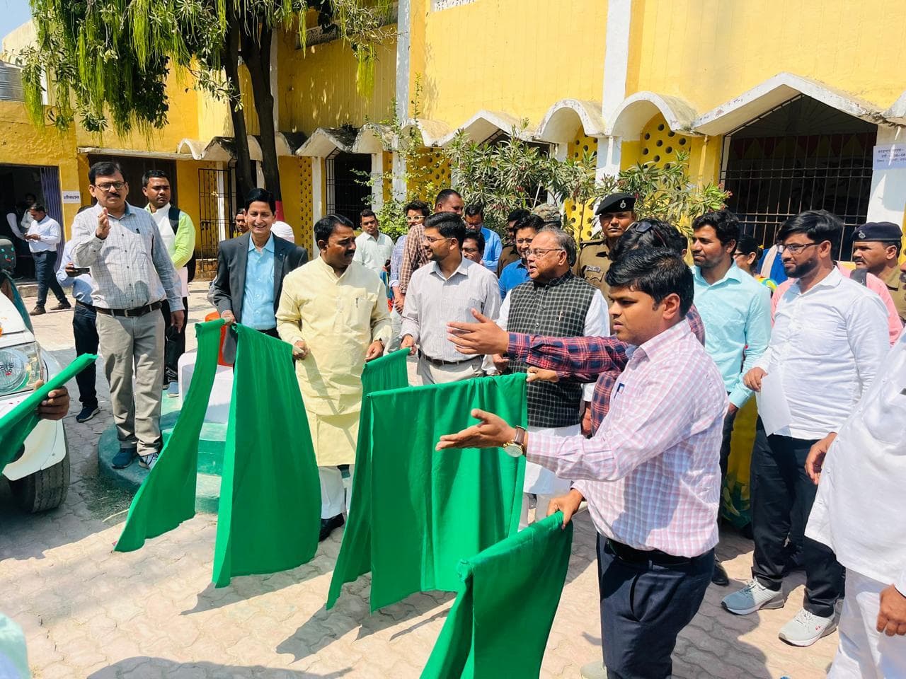 चलंत चापाकल मरम्मत दल को किया गया रवाना