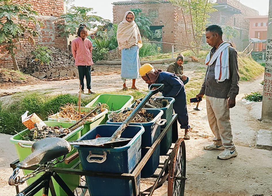 Buxar News: गांवों के हर घर से उठ रहा कचरा, शुल्क के लिए कर रहे जागरूक
