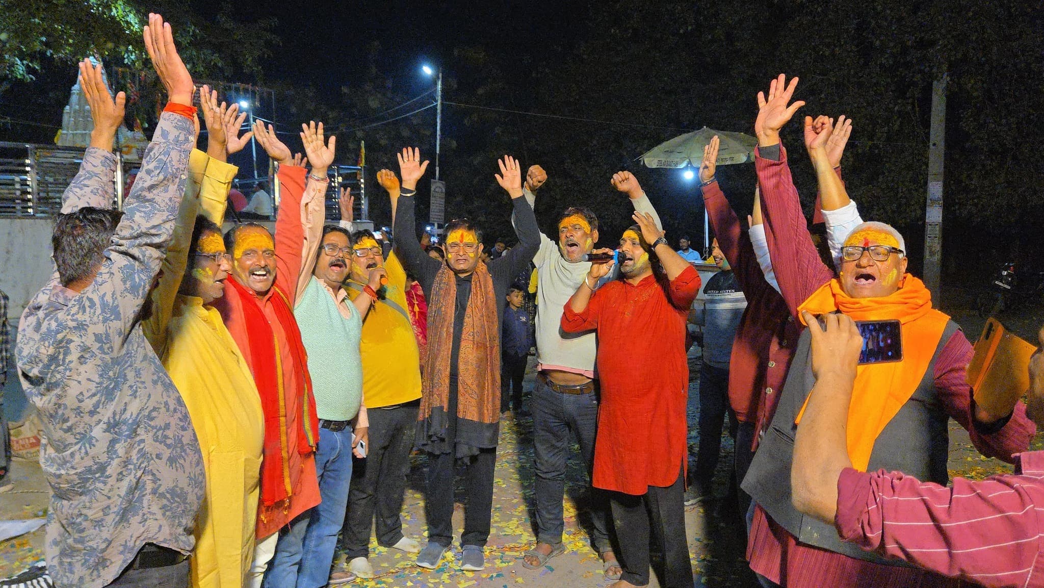 Darbhanga News : अखिल भारतीय हिंदू जागरण सेवा समिति के सदस्यों ने खेली फूलों से होली