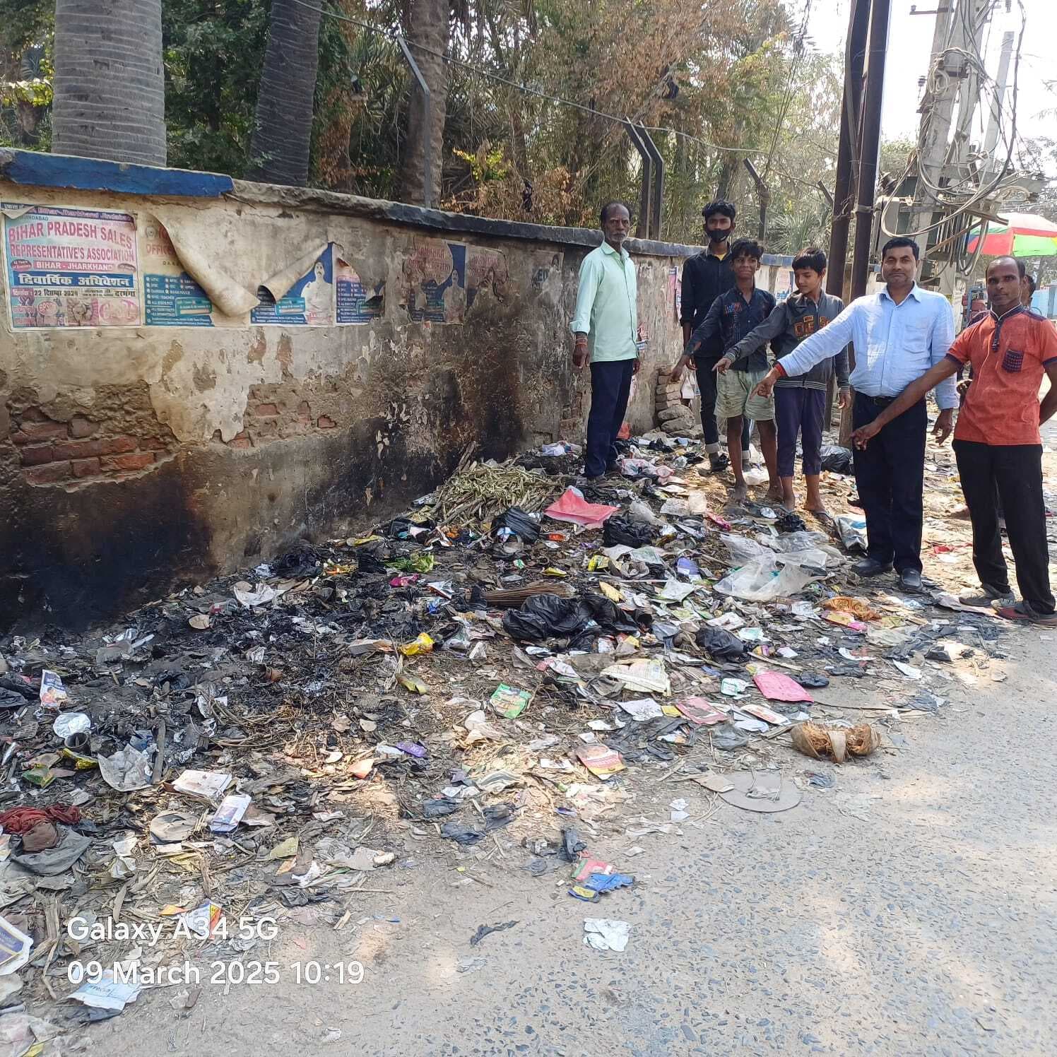 Darbhanga News : जेल के दक्षिण- पश्चिम कोना पर ट्रांसफार्मर के नीचे कचरा फेंके जाने से लोग परेशान