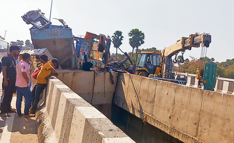 टायर फटने से ट्रक डिवाइडर से टकराई, दो की मौत