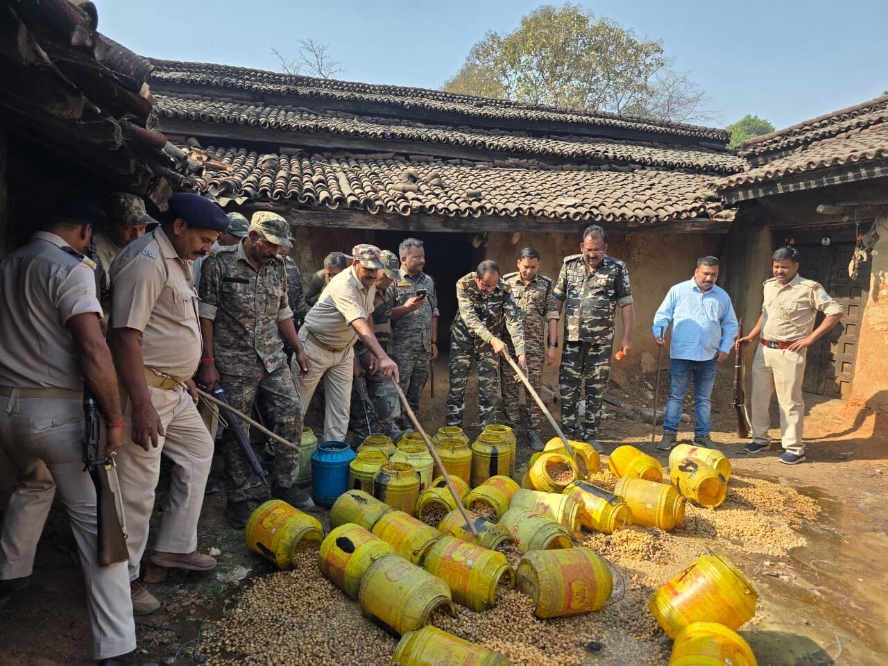 Giridih News: छापेमारी में 200 लीटर शराब व 800 किलो जावा महुआ किया नष्ट