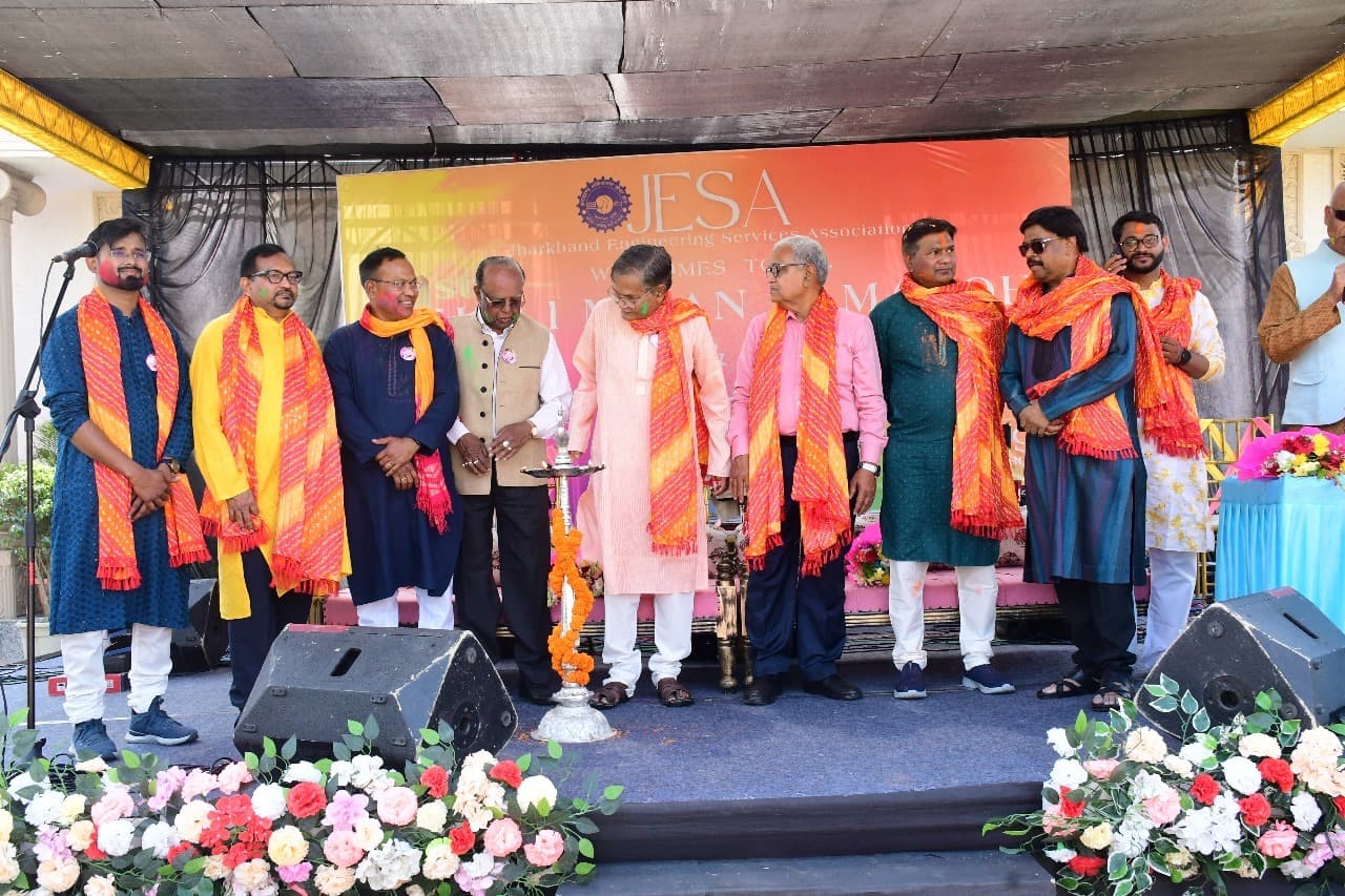 Ranchi News : अभियंताओं के होली मिलन में उड़े रंग-गुलाल