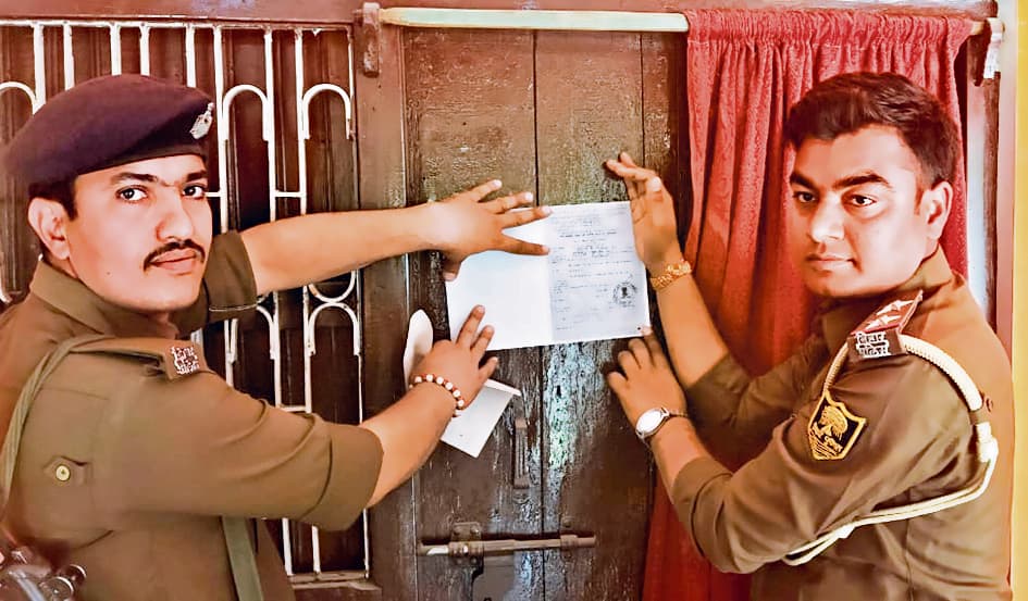 डायल 112 के चालक की हत्या में शामिल छह अभियुक्तों के घर पुलिस ने चिपकाया नोटिस