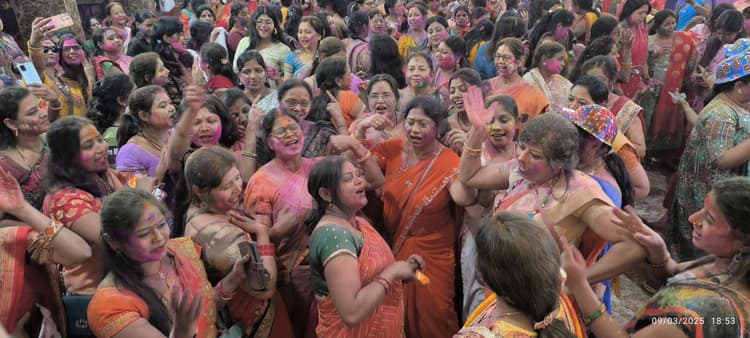 Giridih News :फगुआ गीतों पर झूमे महिला-पुरुष, खूब मचा धमाल