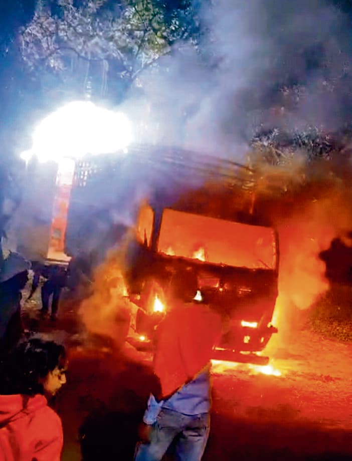 गैस सिलेंडर लदे वाहन में लगी भीषण आग, धू-धू कर जला ट्रक