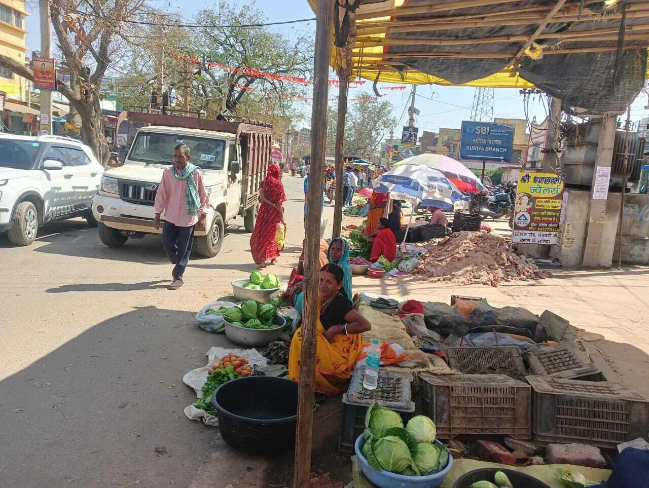 Giridih News: सड़क किनारे लगती हैं सब्जी दुकानें, राहगीर परेशान