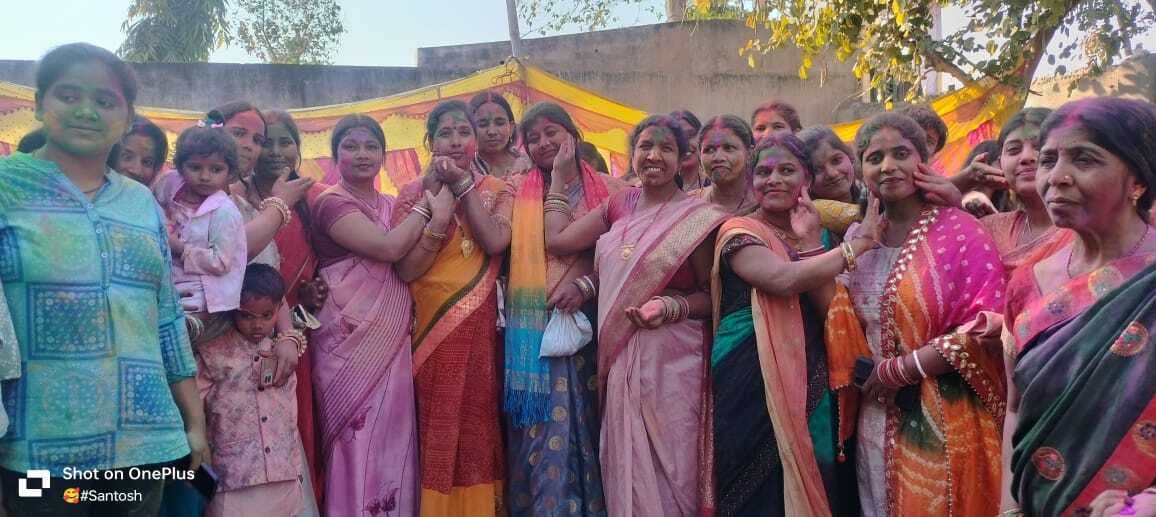 Giridih News :बरनवाल समाज के समारोह में खूब उड़े गुलाल