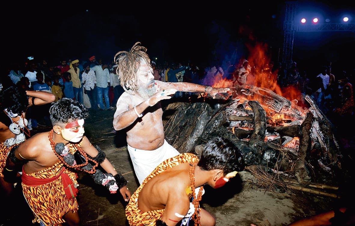 hajipur news. कौनहारा घाट पर धधकती चिताओं के बीच खेली गयी मसान होली