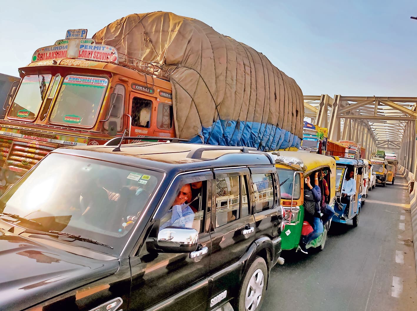 hajipur news. गांधी सेतु पर फिर लगा जाम, घंटों हलकान हुए लोग