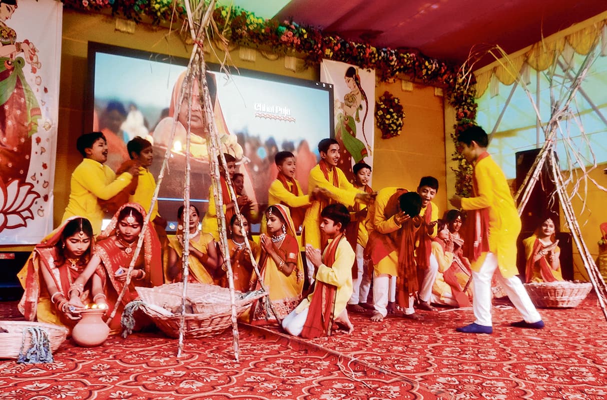 hajipur news. महनार महोत्सव में स्कूली बच्चों ने गीत-संगीत से बांधा समां