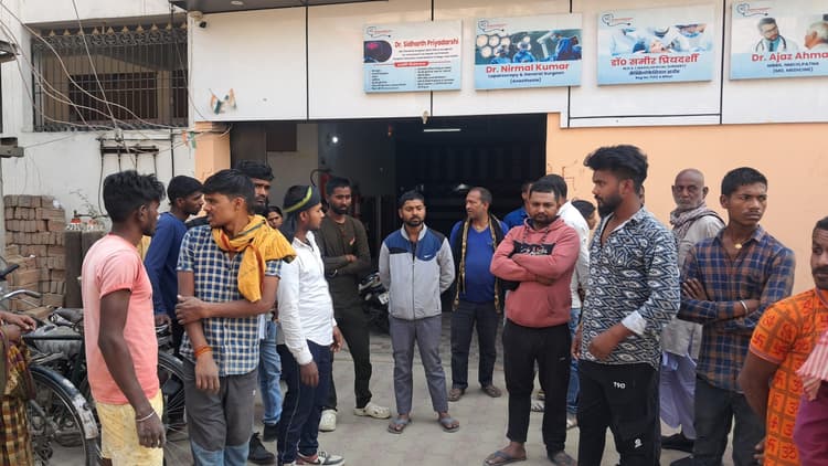 Samastipur News:सड़क दुर्घटना में घायल युवक की मौत, अस्पताल पर हंगामा