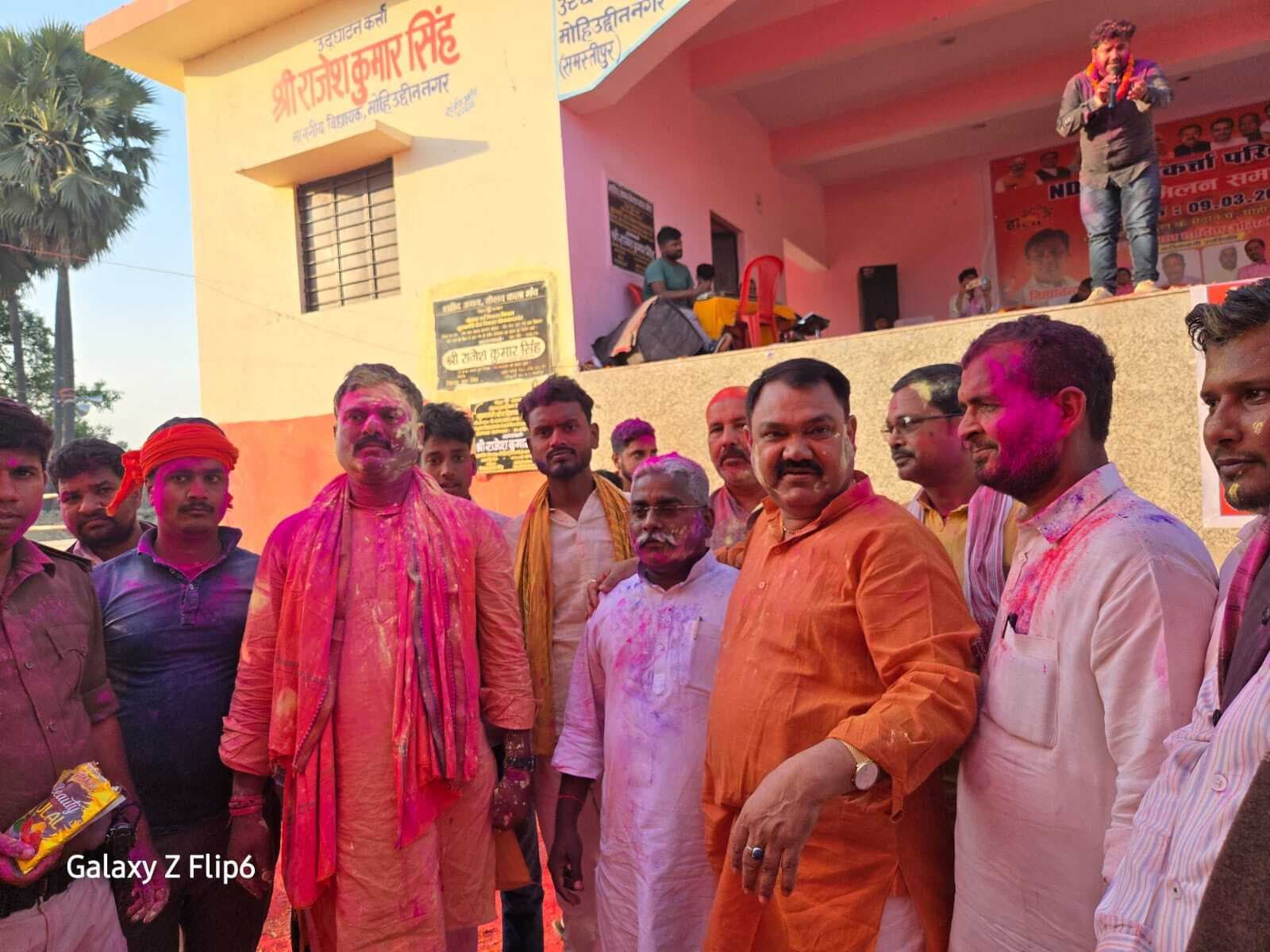 Samastipur News:विधायक ने एनडीए कार्यकर्ताओं से खेली फूलों की होली
