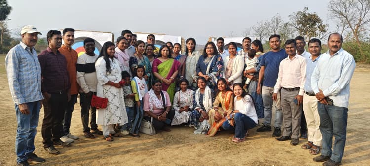 Seraikela News : खरसावां: दामादिरी मैदान में तीरंदाजो की रियूनियन सेरेमनी, खट्टी-मीठी यादों को ताजा कर भावुक हुए तीरंदाज