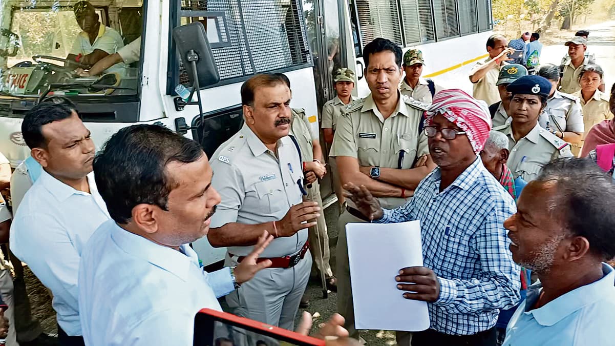 Rourkela News: भारत माला सड़क के चिह्नित स्थान पर उखाड़े गये खंभों को पुलिस बंदोबस्त के बीच प्रशासन ने दोबारा गाड़ा