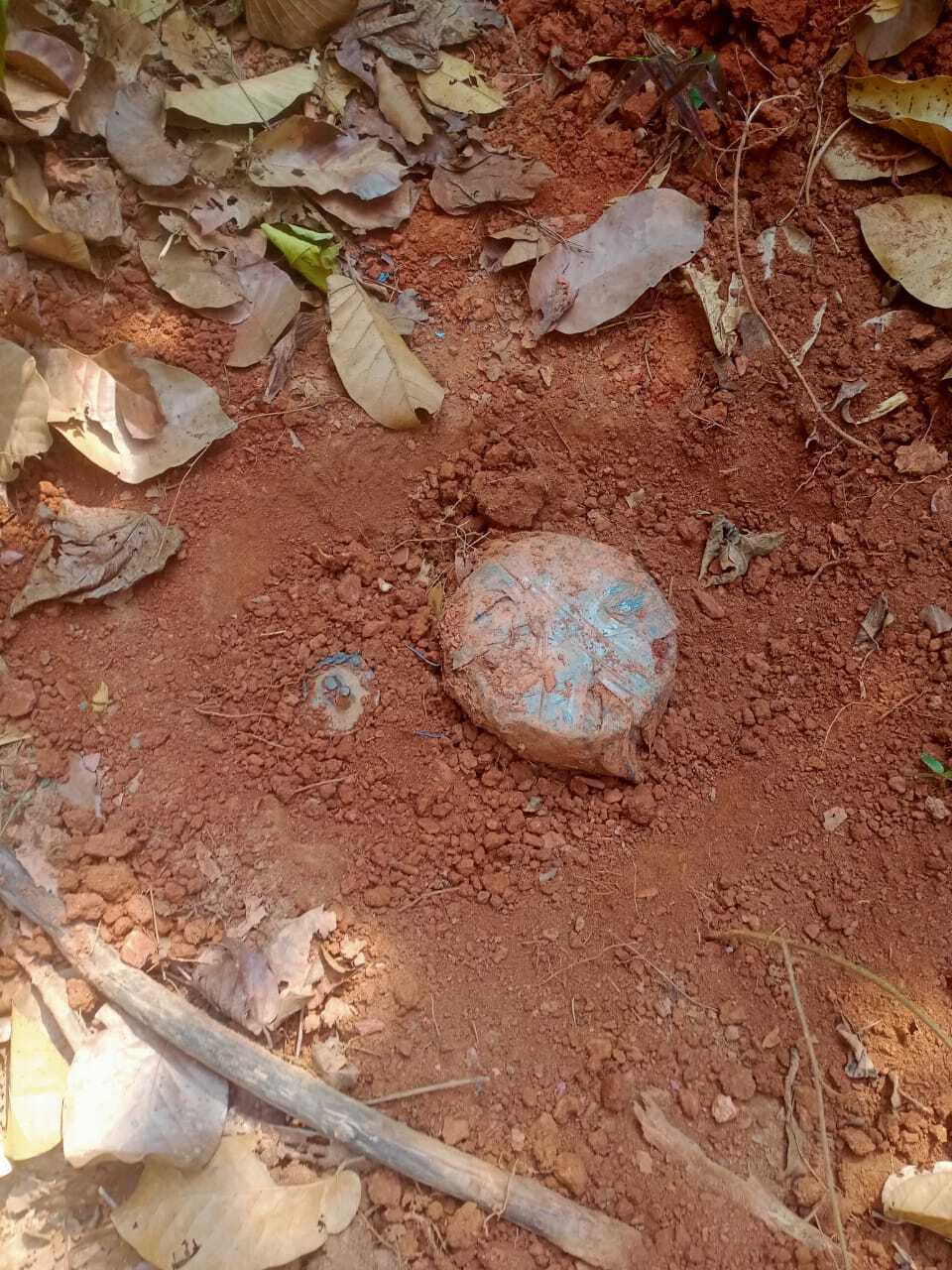 West Singhbhum news : टोंटो के जींकीइकीर जंगल से तीन किलो का आइइडी बरामद
