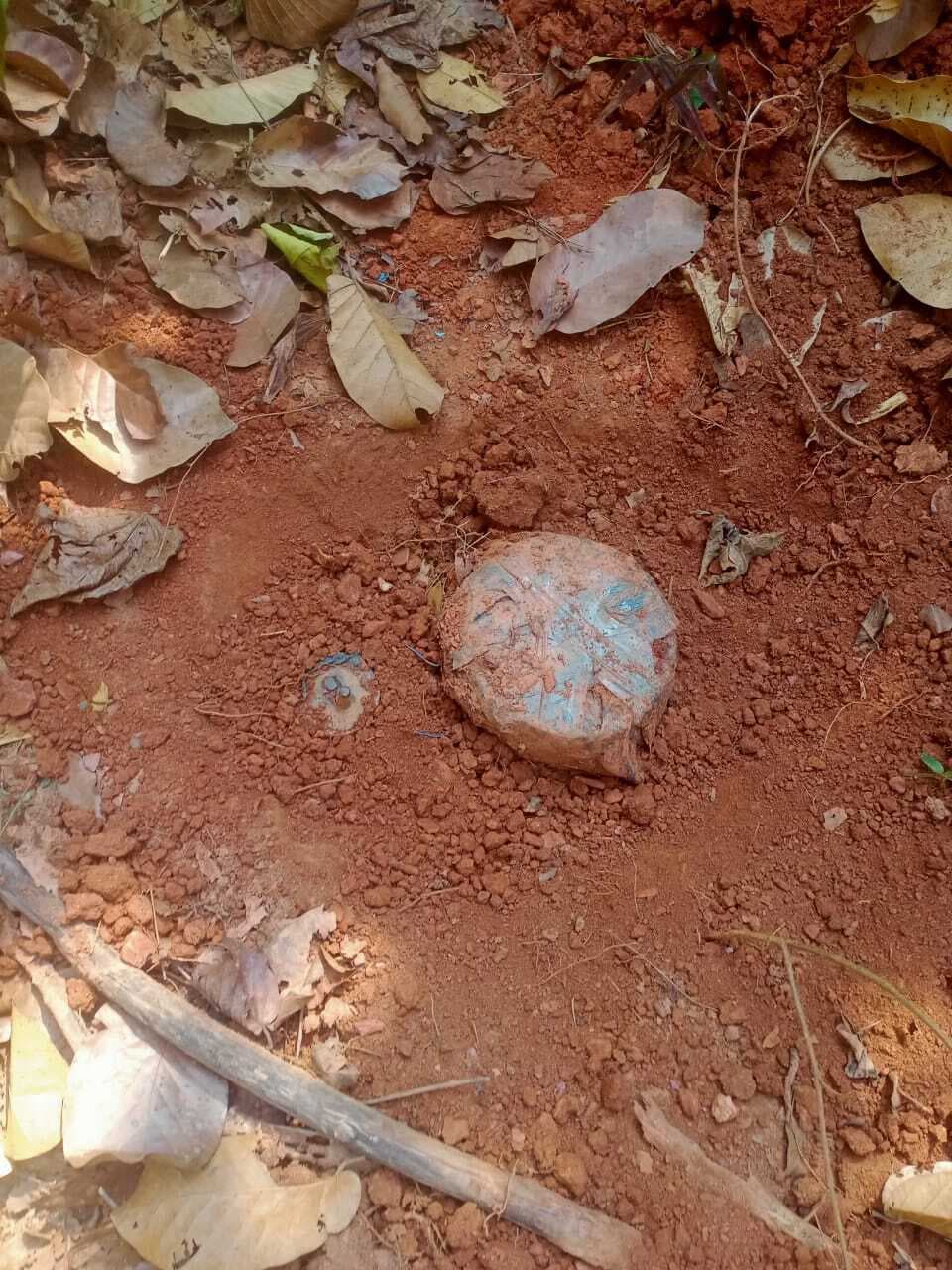 West Singhbhum news : टोंटो के जींकीइकीर जंगल से तीन किलो का आइइडी बरामद