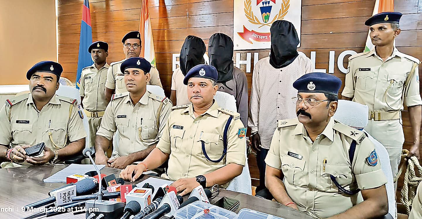 Ranchi News : आधा किलो अफीम व हथियार के साथ तीन गिरफ्तार