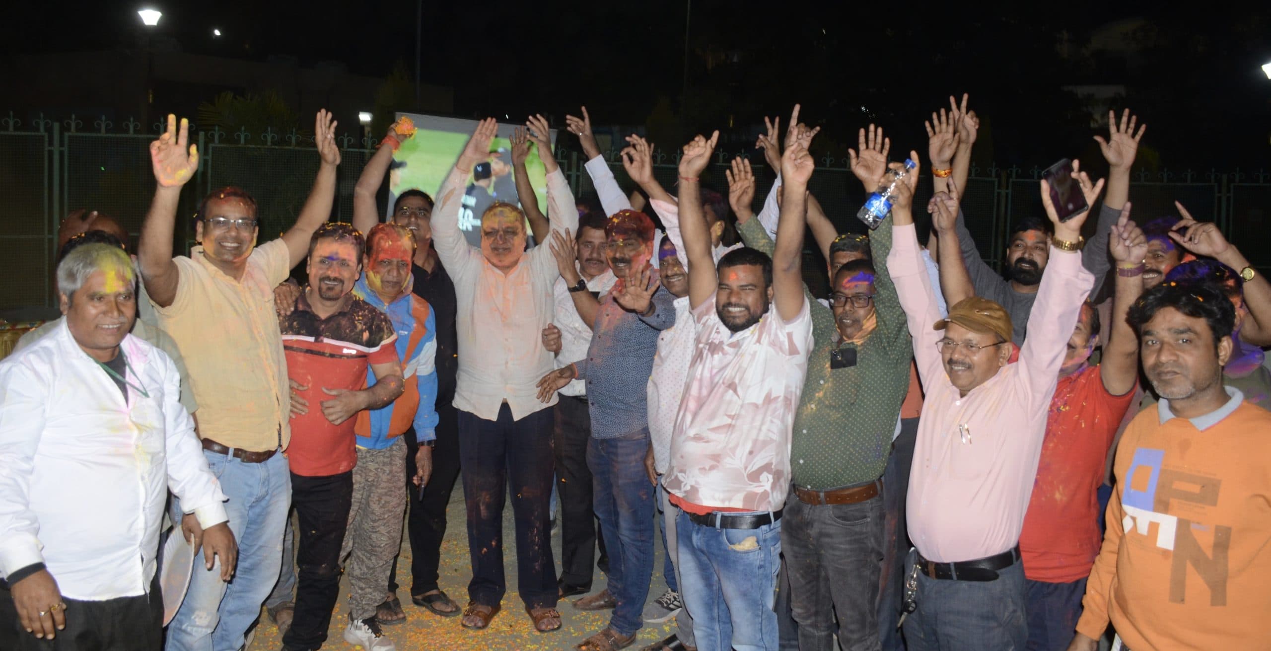 Dhanbad News: टीम इंडिया की जीत पर धनबाद में मनी होली- दिवाली