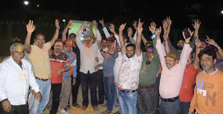 Dhanbad News: टीम इंडिया की जीत पर धनबाद में मनी होली- दिवाली