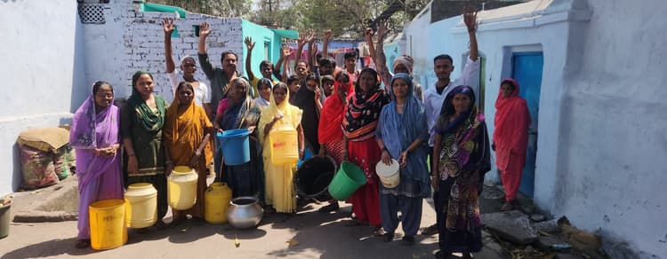 Dhanbad News: रमजान माह में पानी के लिए तरस रहे हैं लोग