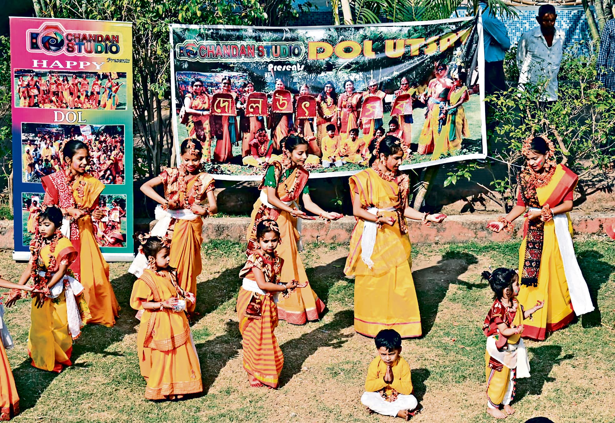 Dhanbad News : राजेंद्र सरोवर पार्क में मना दोल उत्सव