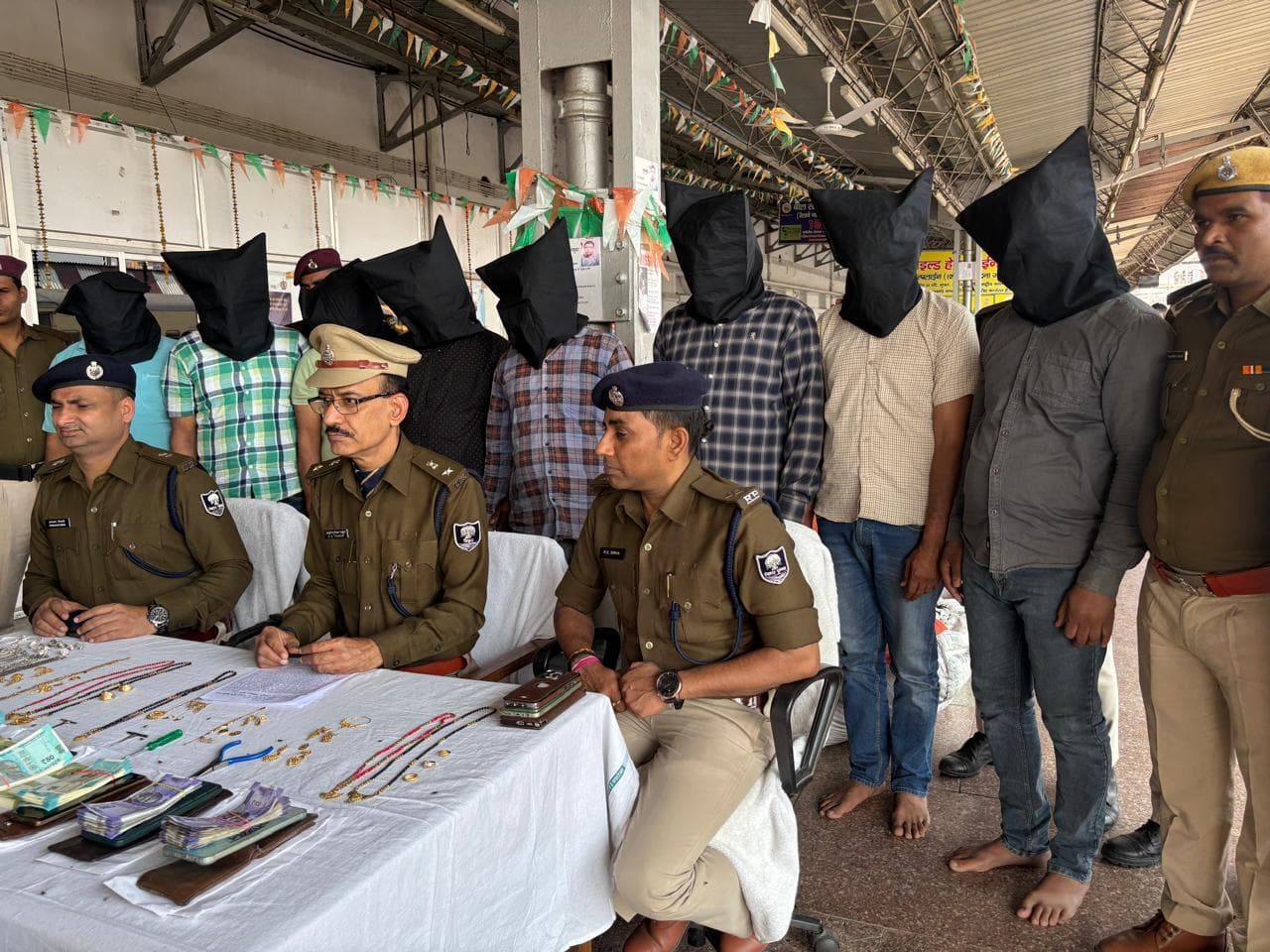 Patna News : हरियाणा से आकर बिहार के स्टेशनों पर करते थे चोरी, गिरोह के आठ गिरफ्तार