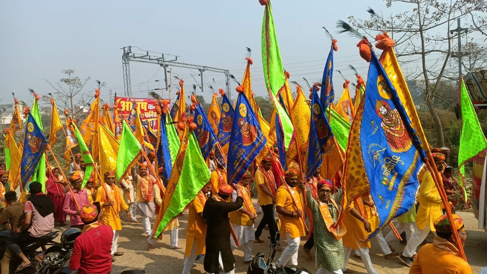 भजन कीर्तन करते निकली श्री खाटू श्याम प्रभु निशान शोभायात्रा