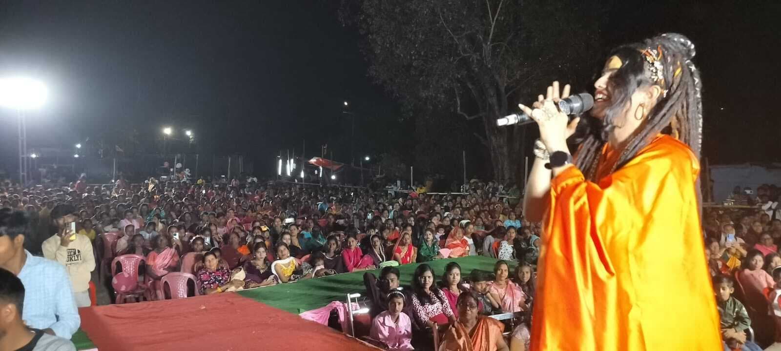 Dhanbad News :संतोषी पूजा महोत्सव में भजन गायिका पल्लवी झा ने जमाया रंग