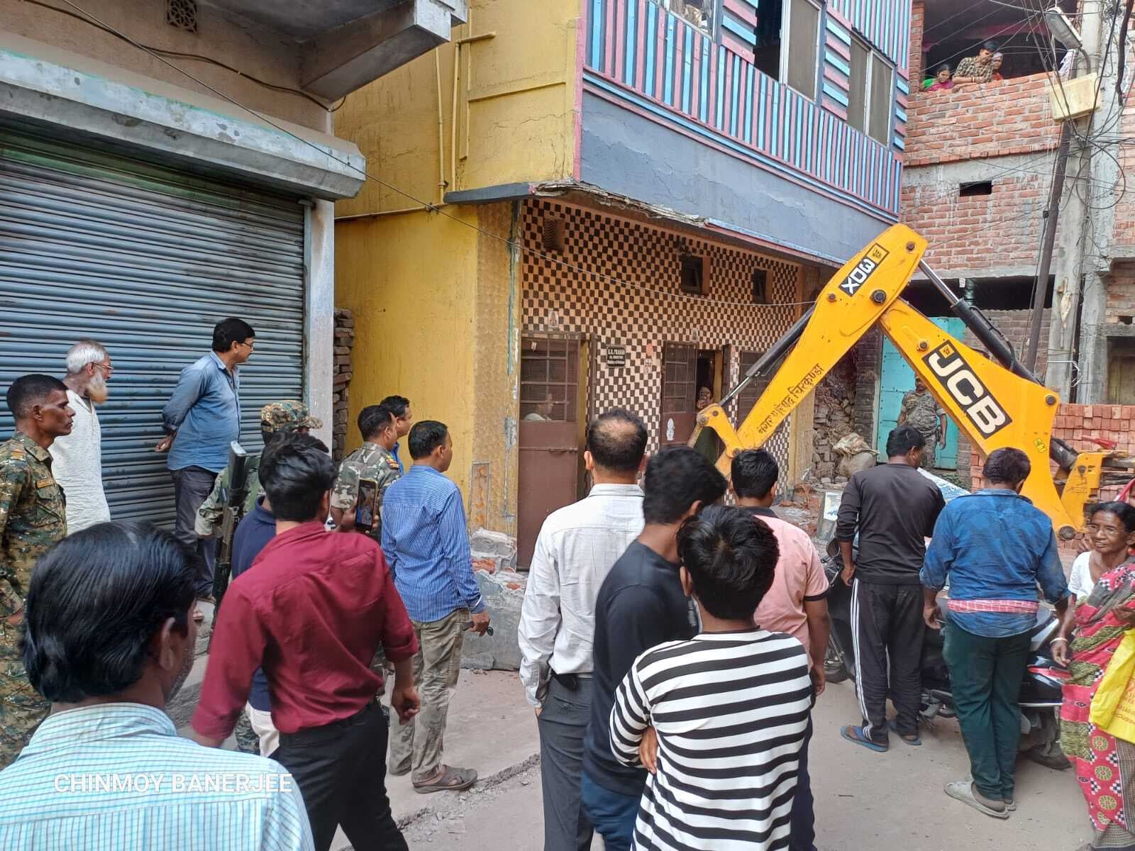 Dhanbad News: कापासारा मोहल्ला हुआ अतिक्रमण मुक्त, तोड़ी गयी दीवार