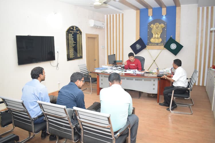 डीसी ने की भूमि संरक्षण की योजनाओं की समीक्षा