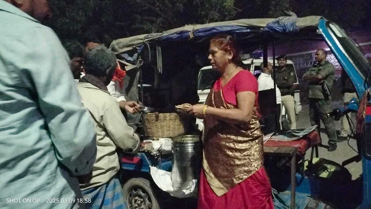 Nawada News : गरीबों व वंचितों के बीच भोजन वितरण का विधायक ने किया निरीक्षण