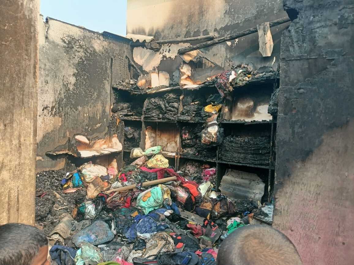 अज्ञात कारणों से स्टोर रूम में लगी आग,  सामान जलकर हुआ राख
