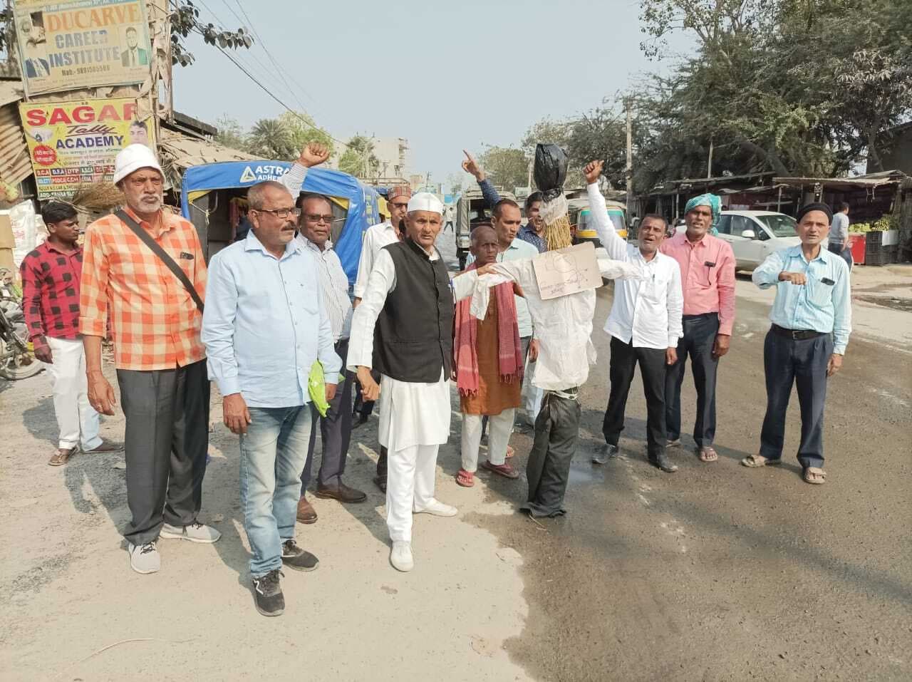 महाविद्यालय कर्मियों ने विरोध मार्च निकाल मंत्री का किया पुतला दहन